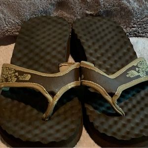 The North face women’s size 10 brown and tan platform flip flops light weight